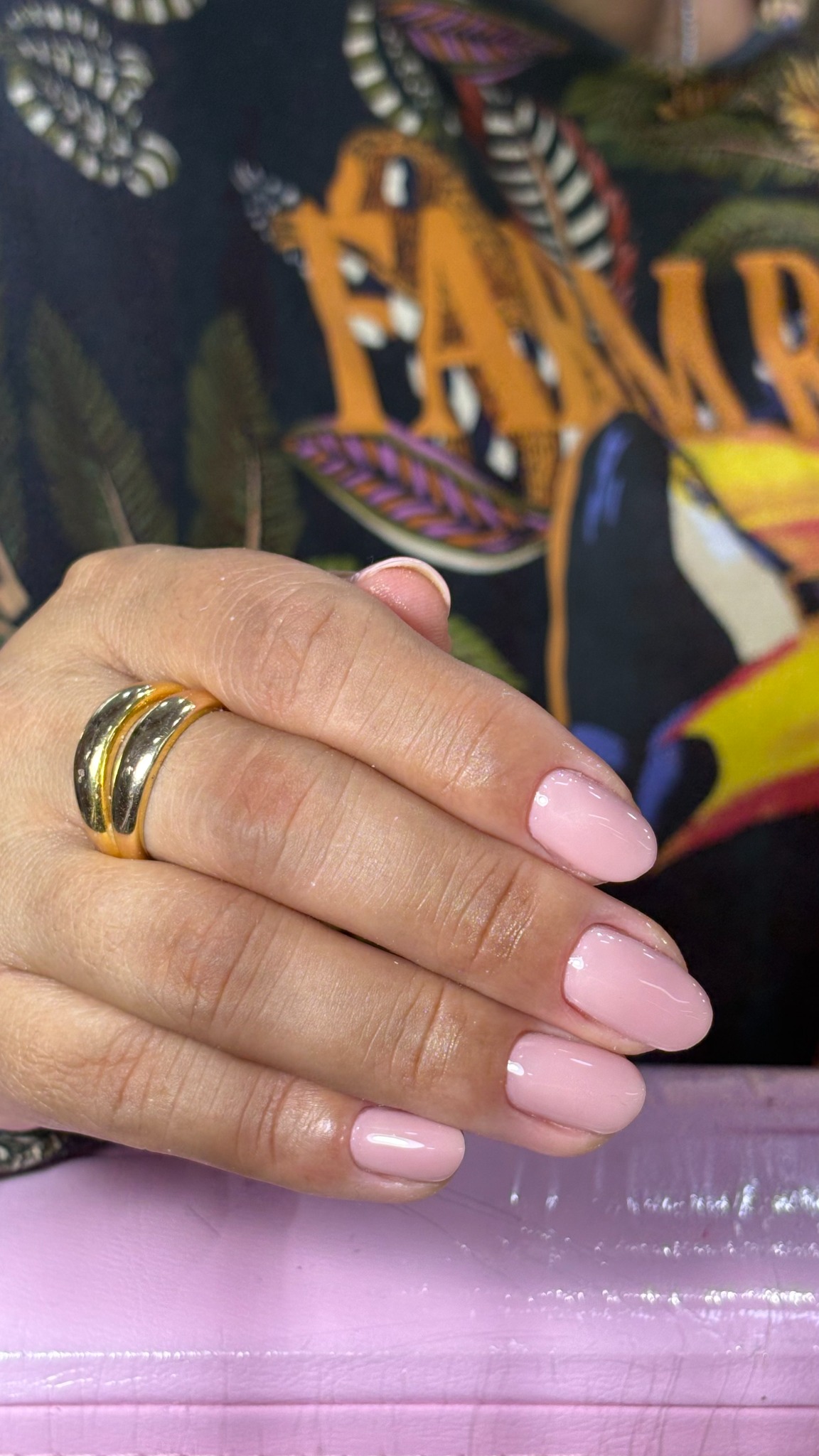 Unhas rosa feitas pela Elaine