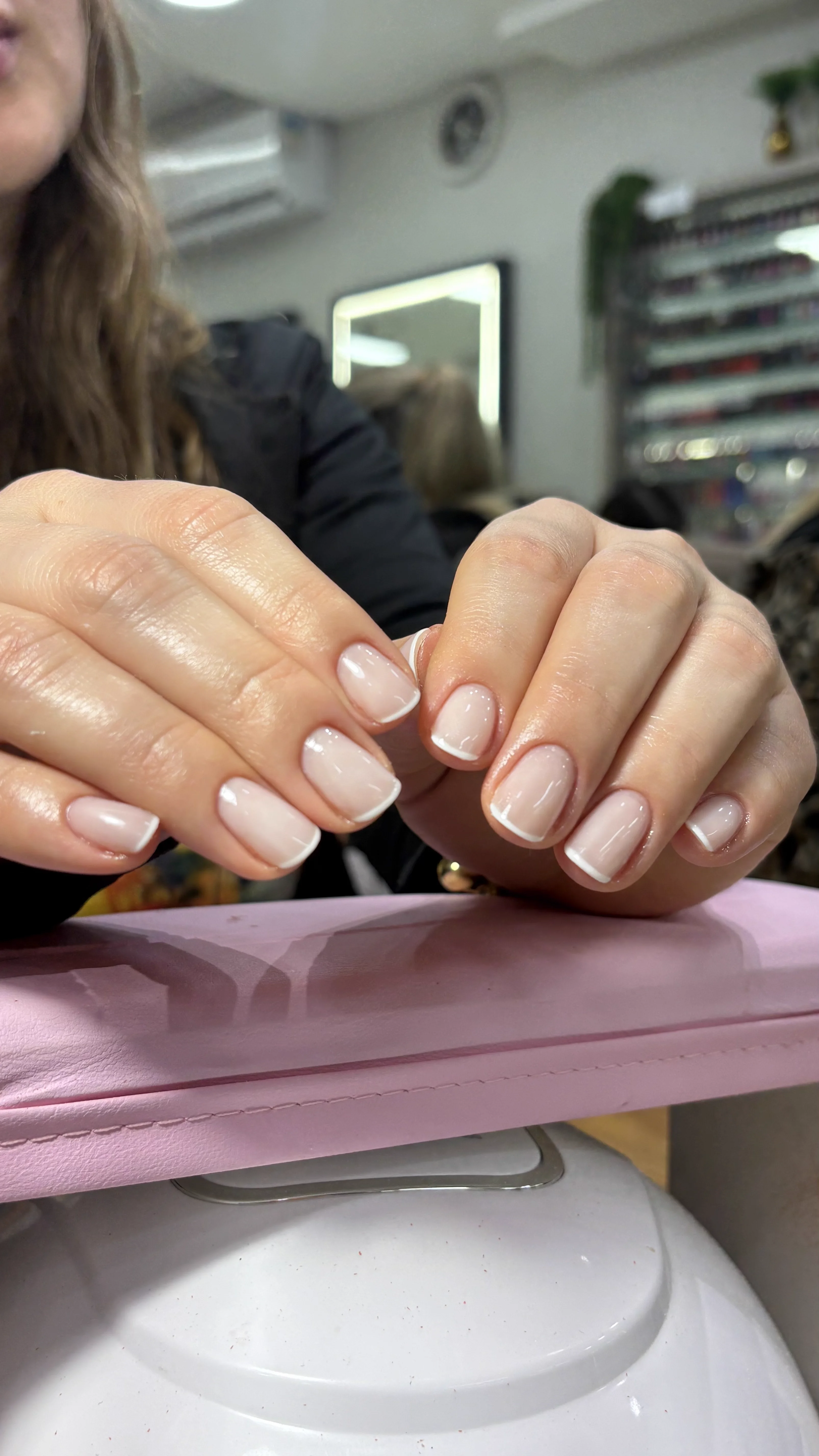 Esmaltação refinada com francesinha clássica e acabamento espelhado